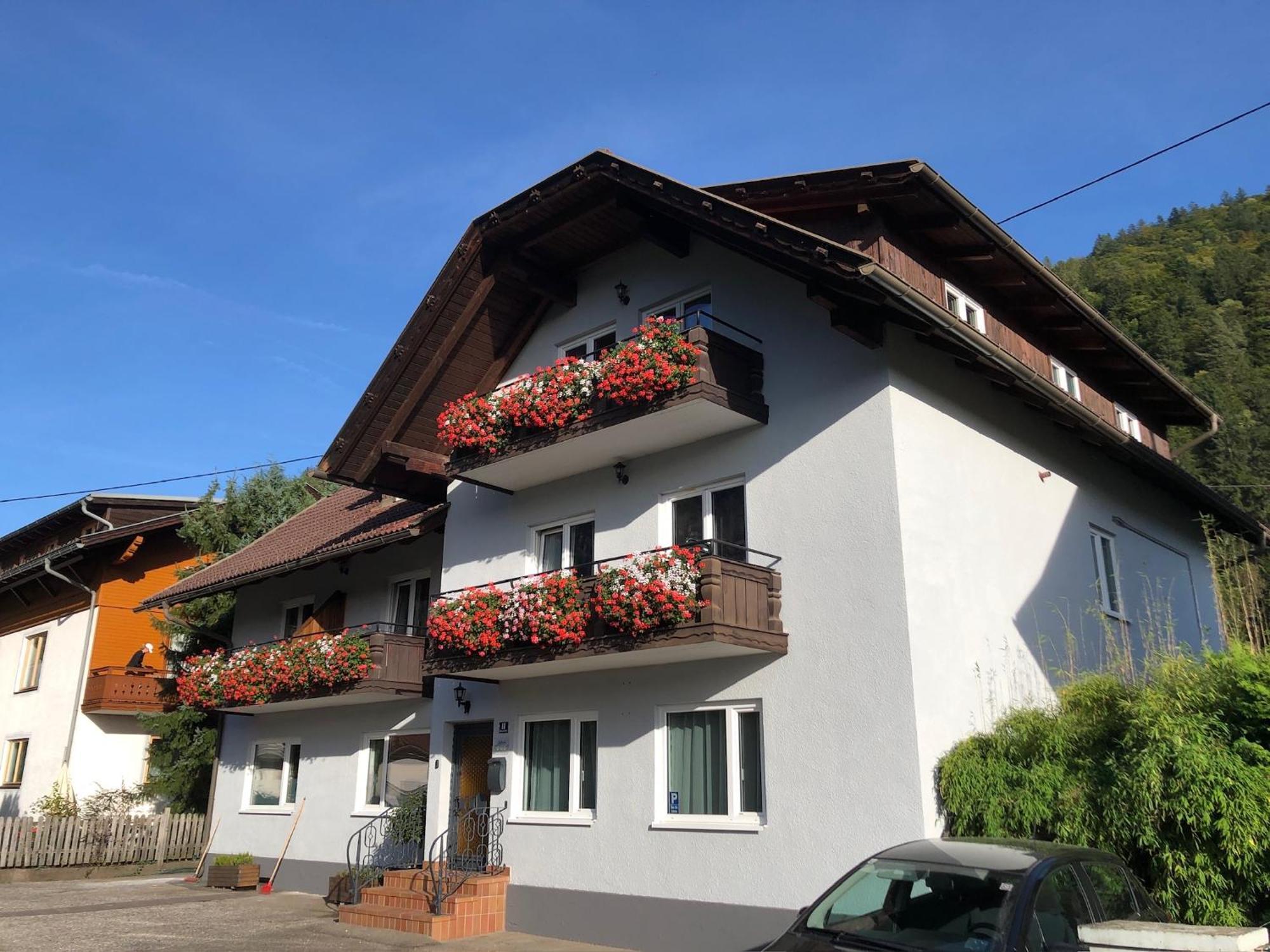 Appartement Zirbenduft Ferienhaus Fuenf Sinne Dobriach Bagian luar foto