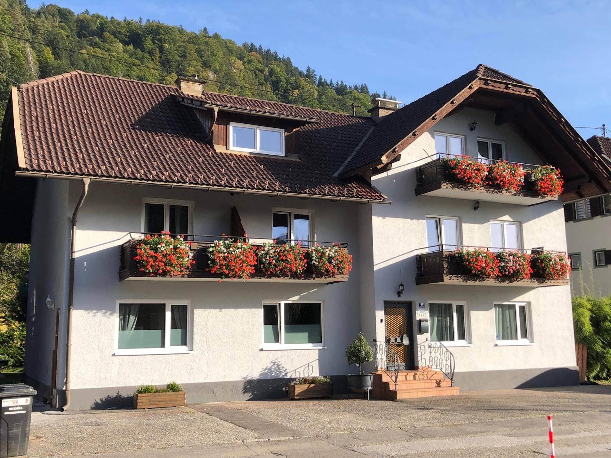Appartement Zirbenduft Ferienhaus Fuenf Sinne Dobriach Bagian luar foto